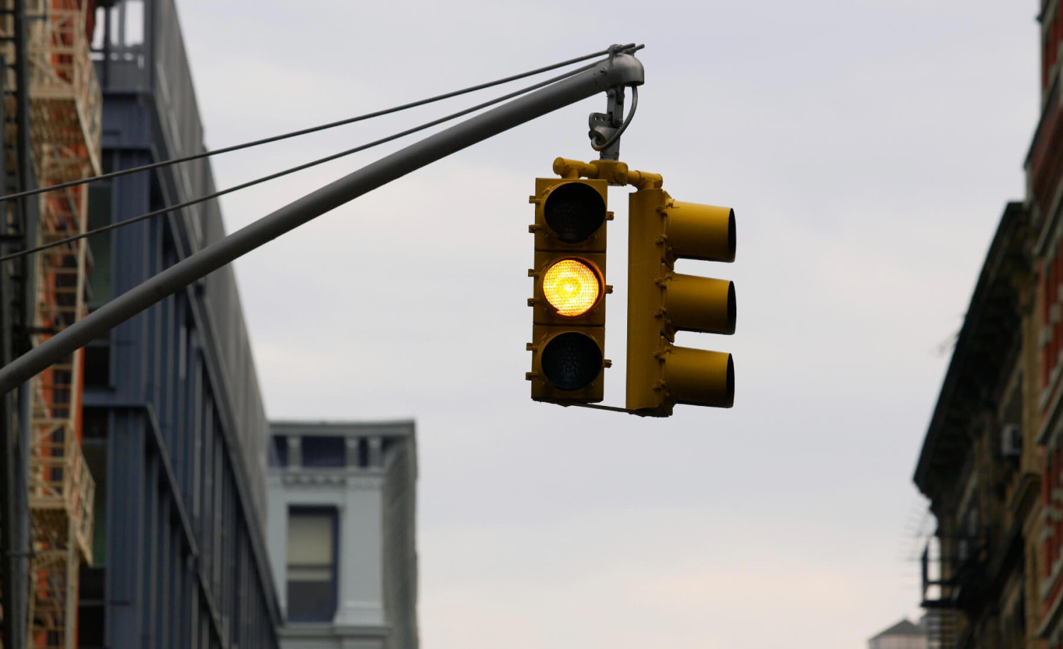 Valencia empieza a eliminar la fase ámbar intermitente de los semáforos