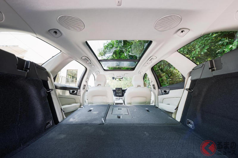 新「“5人乗り”ミドルSUV」発売！ 大人がヨユーで寝られる「めちゃ広ッ空間」が魅力！ 画期的「インフォテイメントシステム」採用で快適性バッチリなボルボ「XC60」の豪華内装がスゴイ！