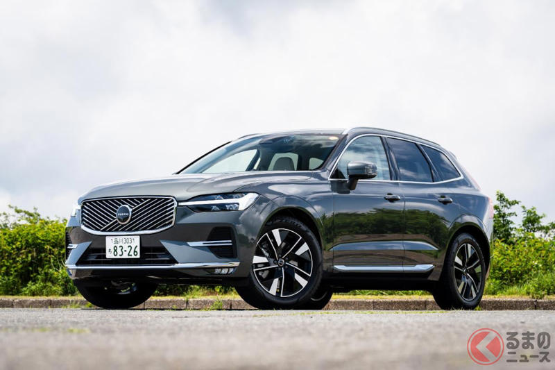 新「“5人乗り”ミドルSUV」発売！ 大人がヨユーで寝られる「めちゃ広ッ空間」が魅力！ 画期的「インフォテイメントシステム」採用で快適性バッチリなボルボ「XC60」の豪華内装がスゴイ！
