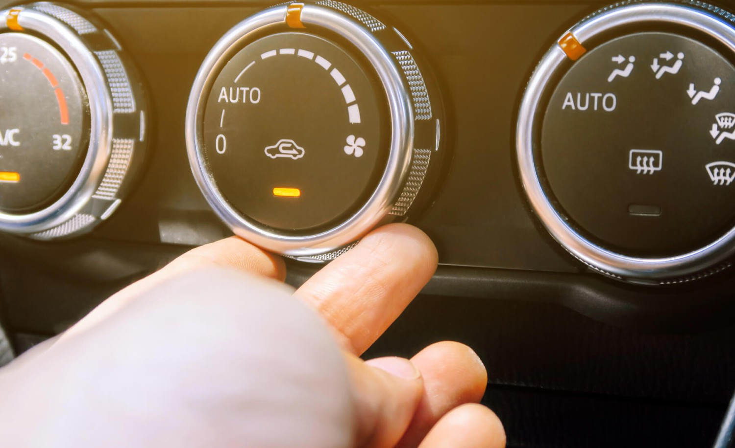 El botón del coche que vuelve a cobrar protagonismo cuando suben las temperaturas