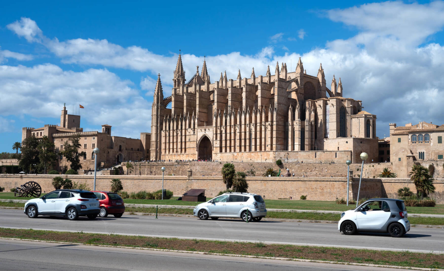 Peligro para los coches con etiqueta B: las primeras ciudades españolas que anuncian su prohibición