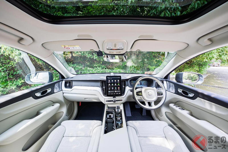 新「“5人乗り”ミドルSUV」発売！ 大人がヨユーで寝られる「めちゃ広ッ空間」が魅力！ 画期的「インフォテイメントシステム」採用で快適性バッチリなボルボ「XC60」の豪華内装がスゴイ！