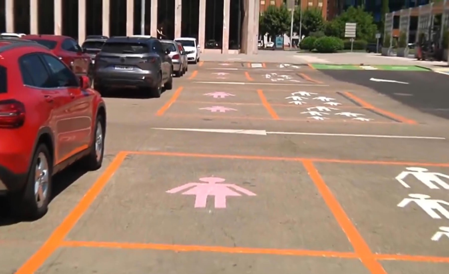 Así es la señal que está apareciendo en los parkings de los centros comerciales: y cuidado, porque que muchos la están interpretando mal