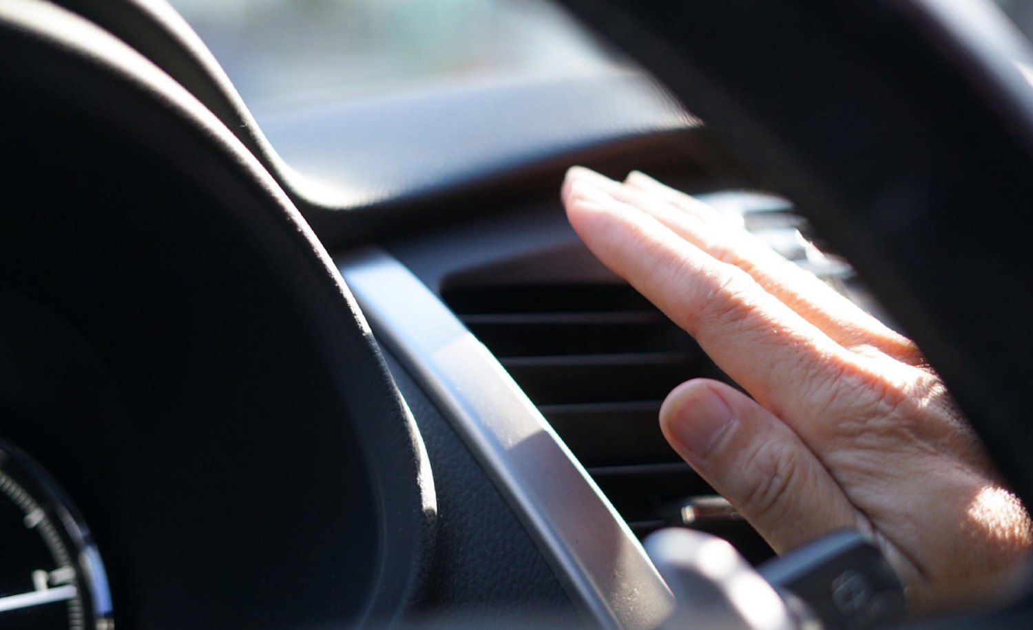 ¿Ruido en el aire acondicionado del coche? Descubre por qué y cómo solucionarlo