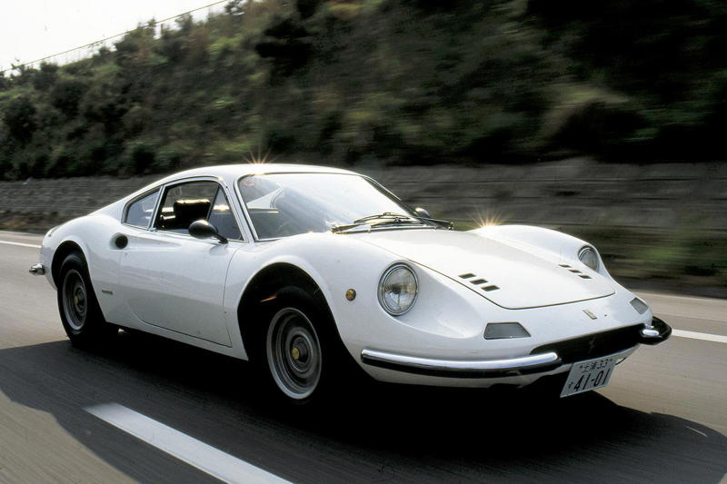 ディーノ 246GTは、その伝説をまとう「ピッコロ フェラーリ」として人気を集めた【スーパーカークロニクル・完全版／009】