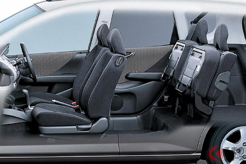 なぜ「ホンダだけ？」 他社が真似しない「センタータンクレイアウト」何が凄い？ シンプルだけど…奥が深い理由とは？ フィット・Nシリーズに採用された独自技術