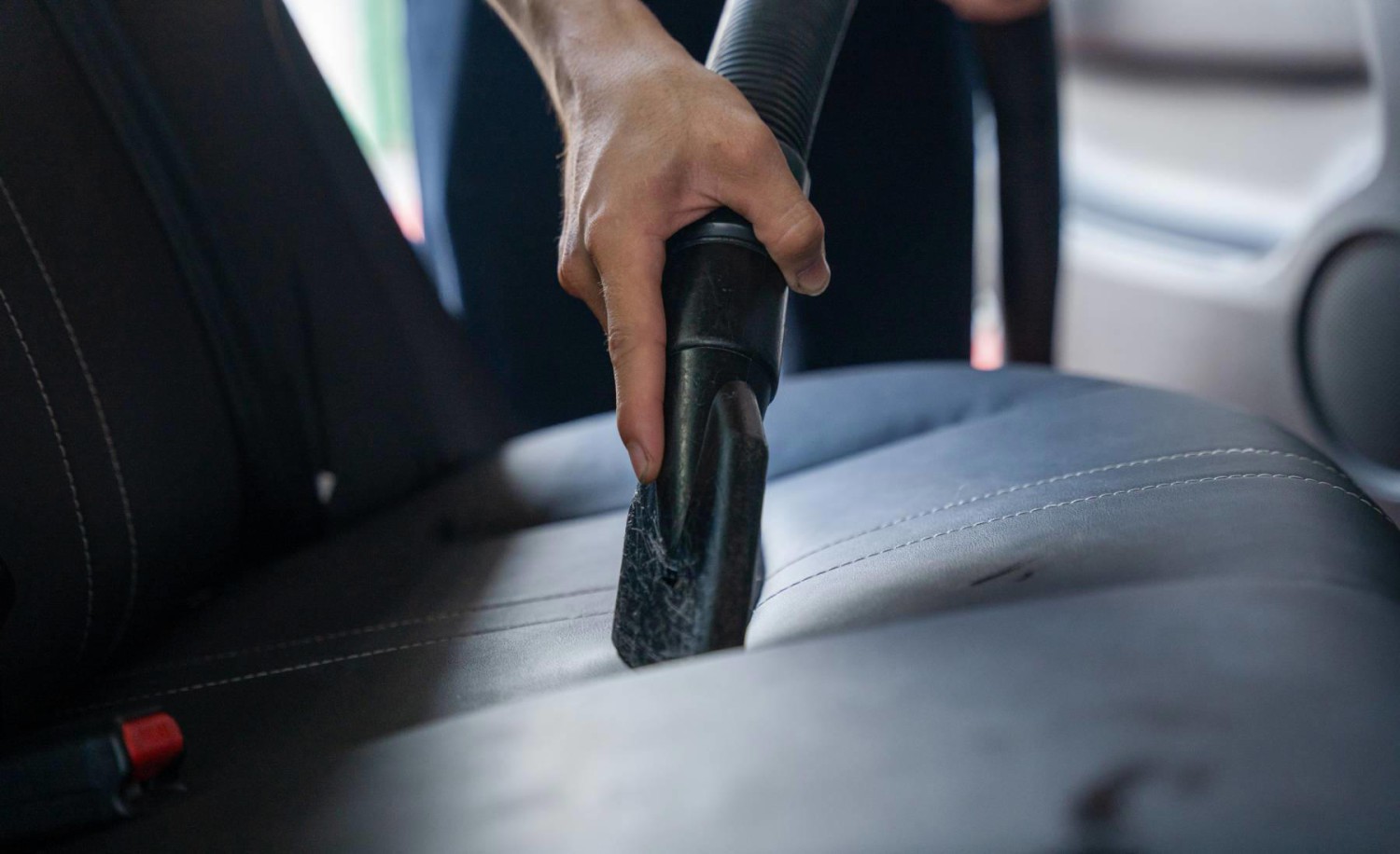 El truco infalible para quitar el vómito del coche tras un viaje accidentado