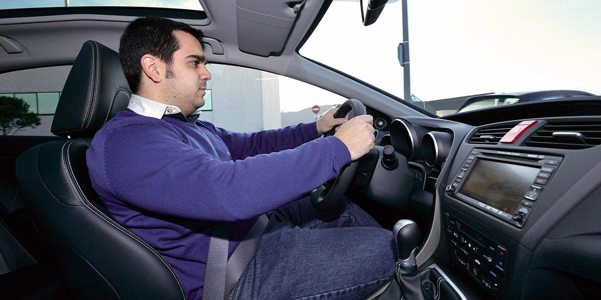 Cómo evitar dolores de espalda si viajas en coche: 10 consejos básicos que no debes pasar por alto