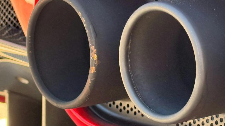 ¿El tubo de escape de tu coche gotea? Cuándo es normal y cuándo puede ser un problema