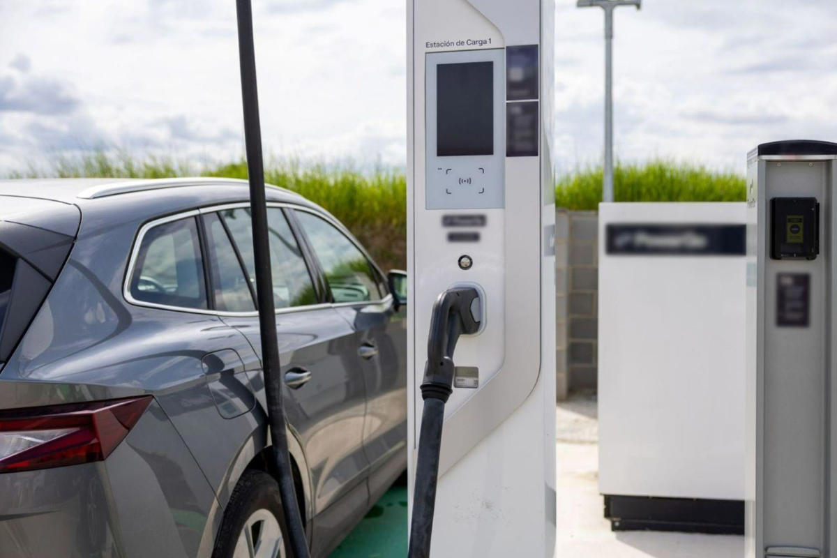 España mejora en movilidad eléctrica, pero falla en lo clave: uno de cada cuatro puntos de recarga no funciona