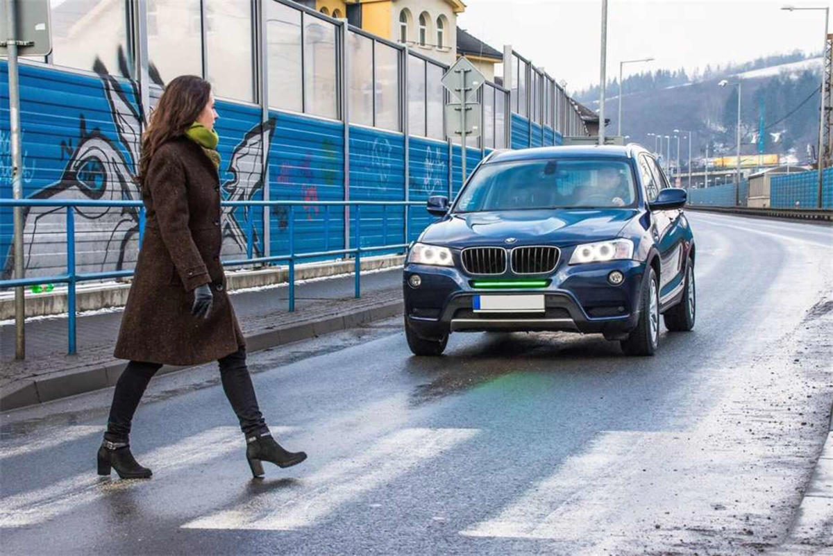 No lo hagas más: el gesto amable que está prohibido al volante sin que muchos conductores lo sepan