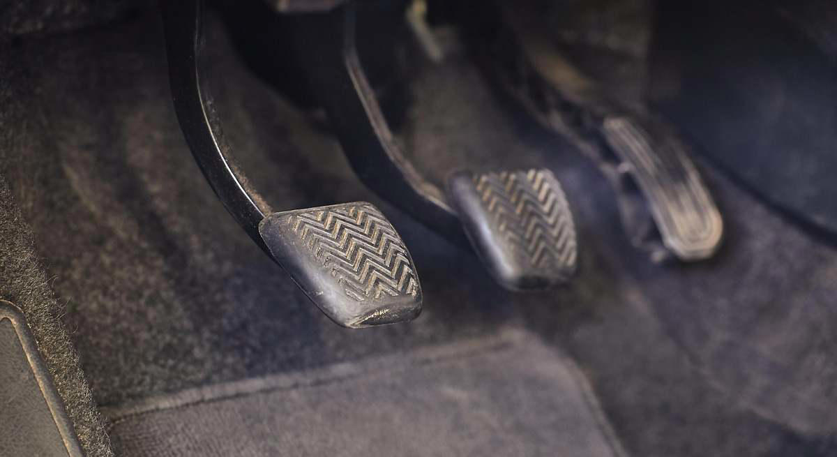 Malos hábitos al pisar el embrague del coche: estas manías que tienen muchos conductores pueden provocar una avería grave