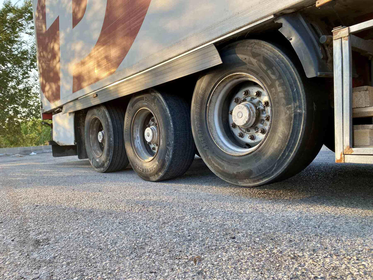 ¿Por qué algunos camiones llevan ruedas que no tocan el suelo? Cumplen una función más útil de lo que crees