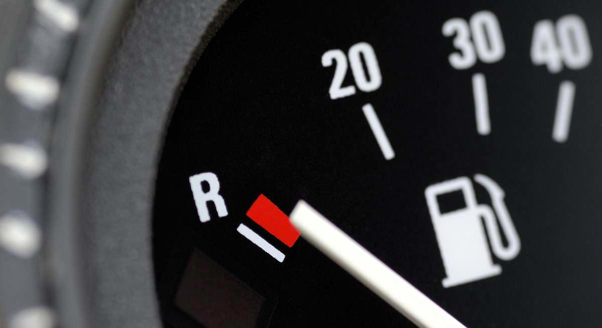 La verdad sobre conducir en reserva: un mecánico explica los daños que puede sufrir tu coche con este mal hábito