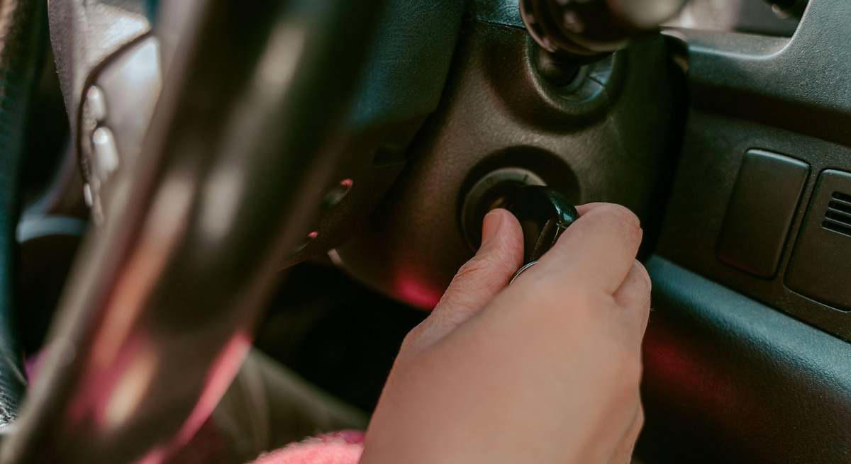 Se insta a los conductores apagar el motor en estas situaciones para ahorrar gasolina y evitar averías en el coche