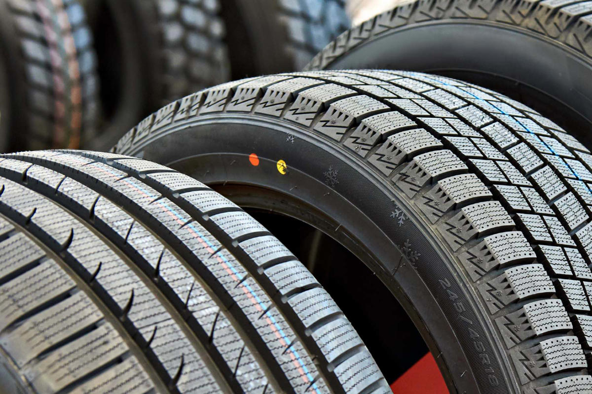 El curioso significado de los puntos rojos y amarillos que se ven en los neumáticos