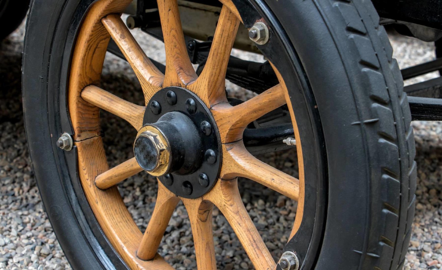 ¿Cuál fue el primer coche con llantas de aleación?