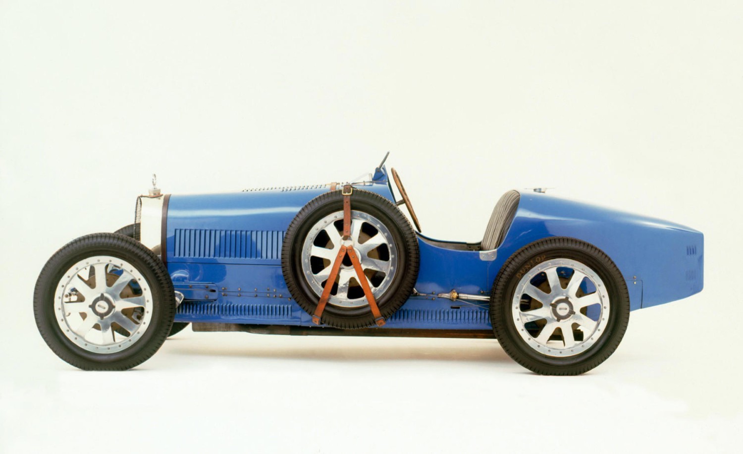 ¿Cuál fue el primer coche con llantas de aleación?