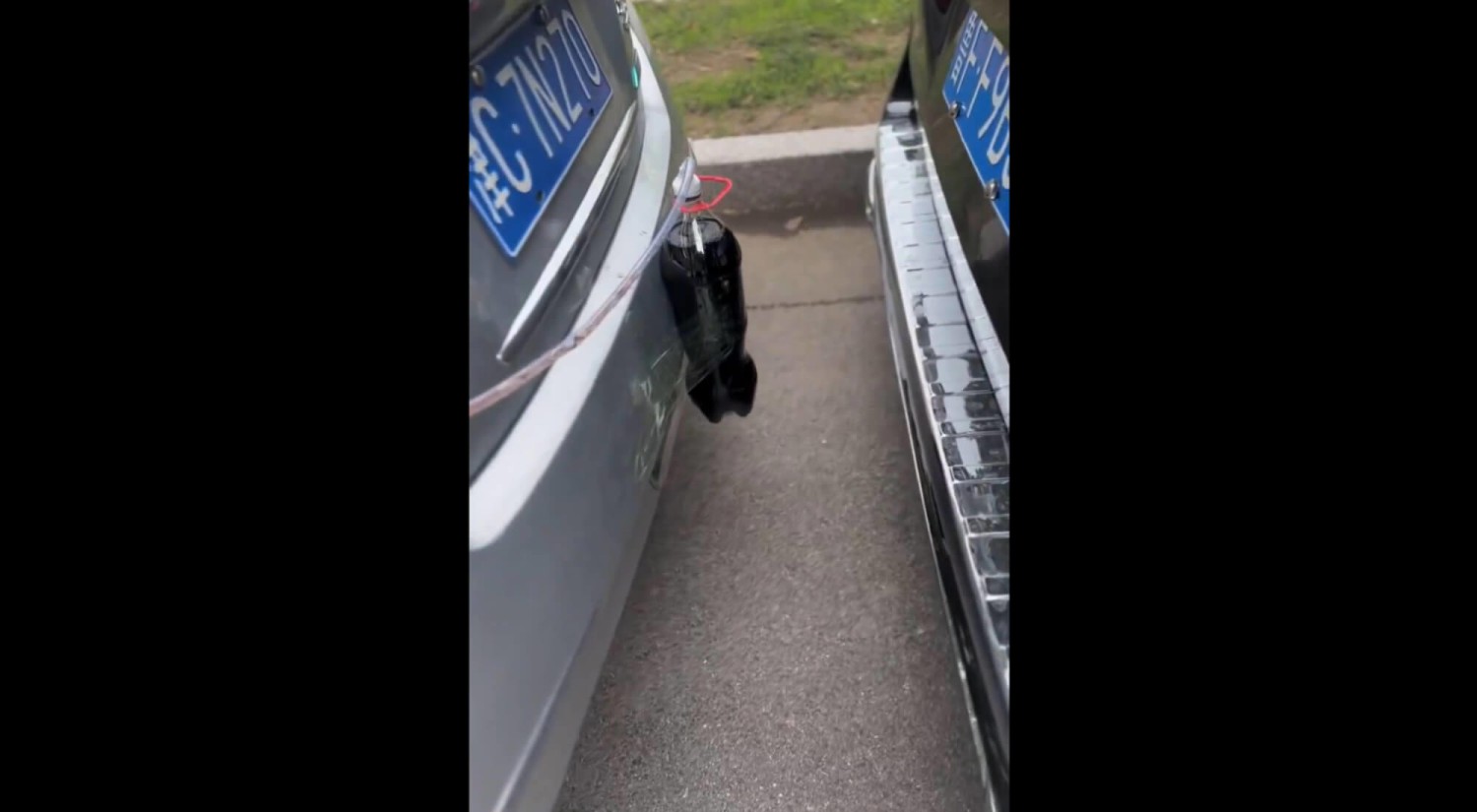 Ingeniería casera: cómo una botella puede ayudarte a aparcar mejor