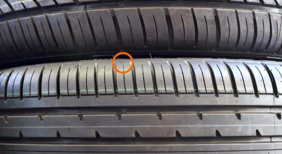 Los pequeños triángulos en los neumáticos tienen una función más importante de lo que piensan los conductores
