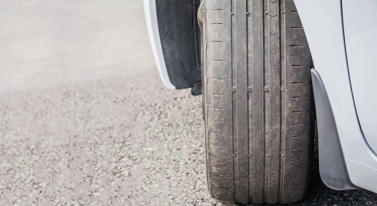 Desgaste de neumáticos: por qué se deterioran más en unas zonas que otras y cómo puede afectar al coche