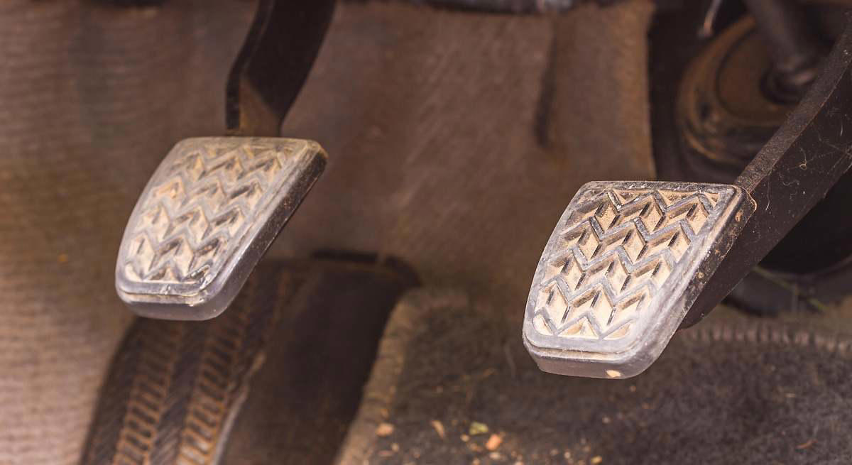 Nada de pisar el embrague de golpe al frenar: la técnica correcta para detener el coche y evitar que las pastillas se desgasten