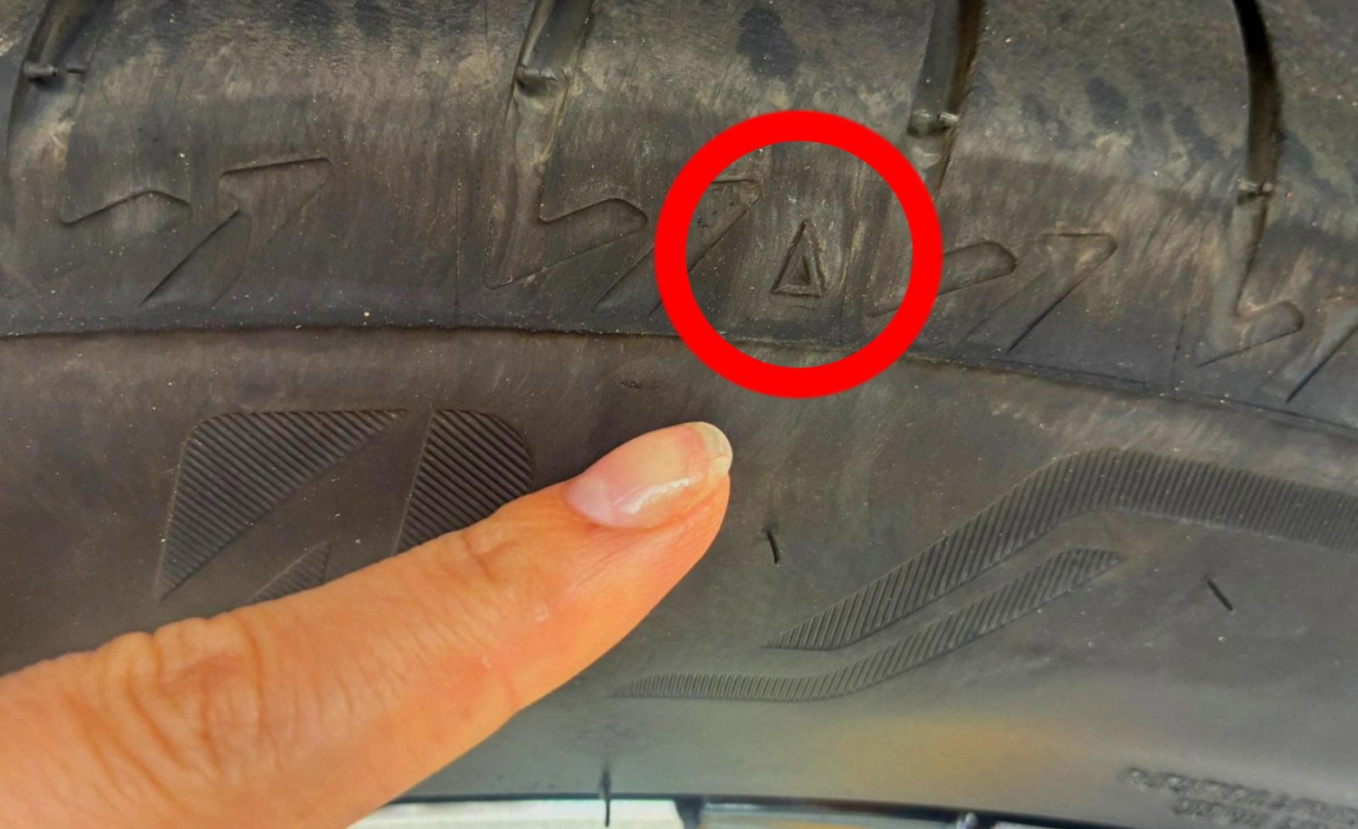 ¿Sabes qué significan unos pequeños triángulos en los neumáticos? Pueden salvarte de una multa y de un accidente