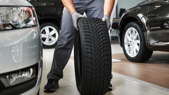 ¿Por qué vibra el volante de tu coche? Causas y soluciones