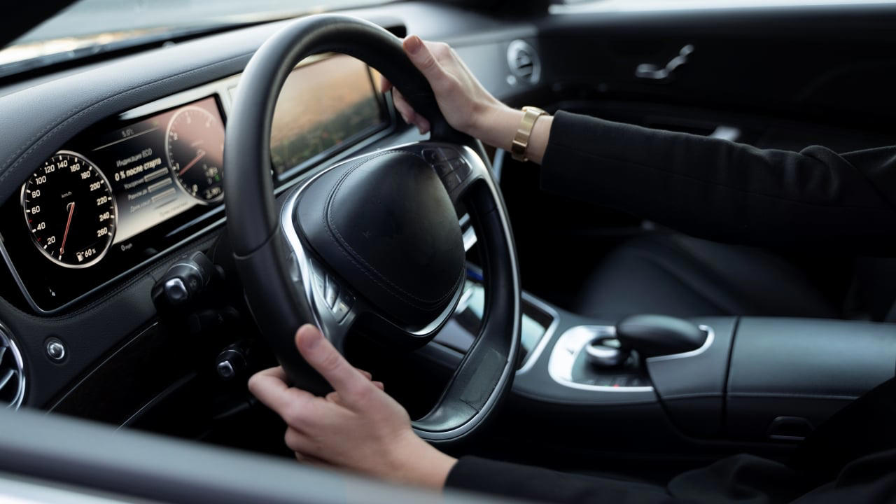 ¿Por qué vibra el volante de tu coche? Causas y soluciones