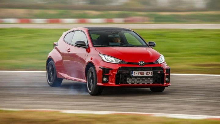 ¿Por qué vibra el volante de tu coche? Causas y soluciones