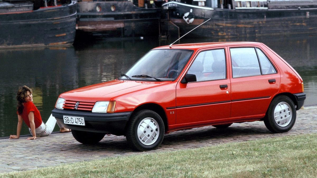 Los coches que pusieron ruedas a España: así nació, creció y vivió el Peugeot 205