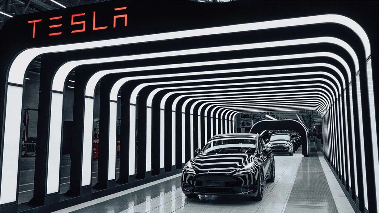 Tesla produce hasta seis veces más coches por fábrica que sus rivales. Y eso explica muchas cosas