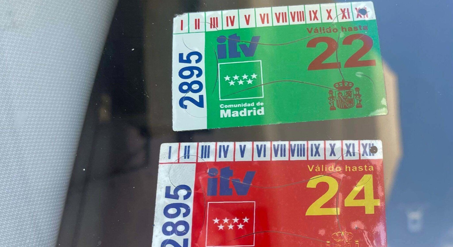 ¿Qué indican los colores de las pegatinas de la ITV? Una información valiosa para las autoridades que si no la llevas, tiene multa