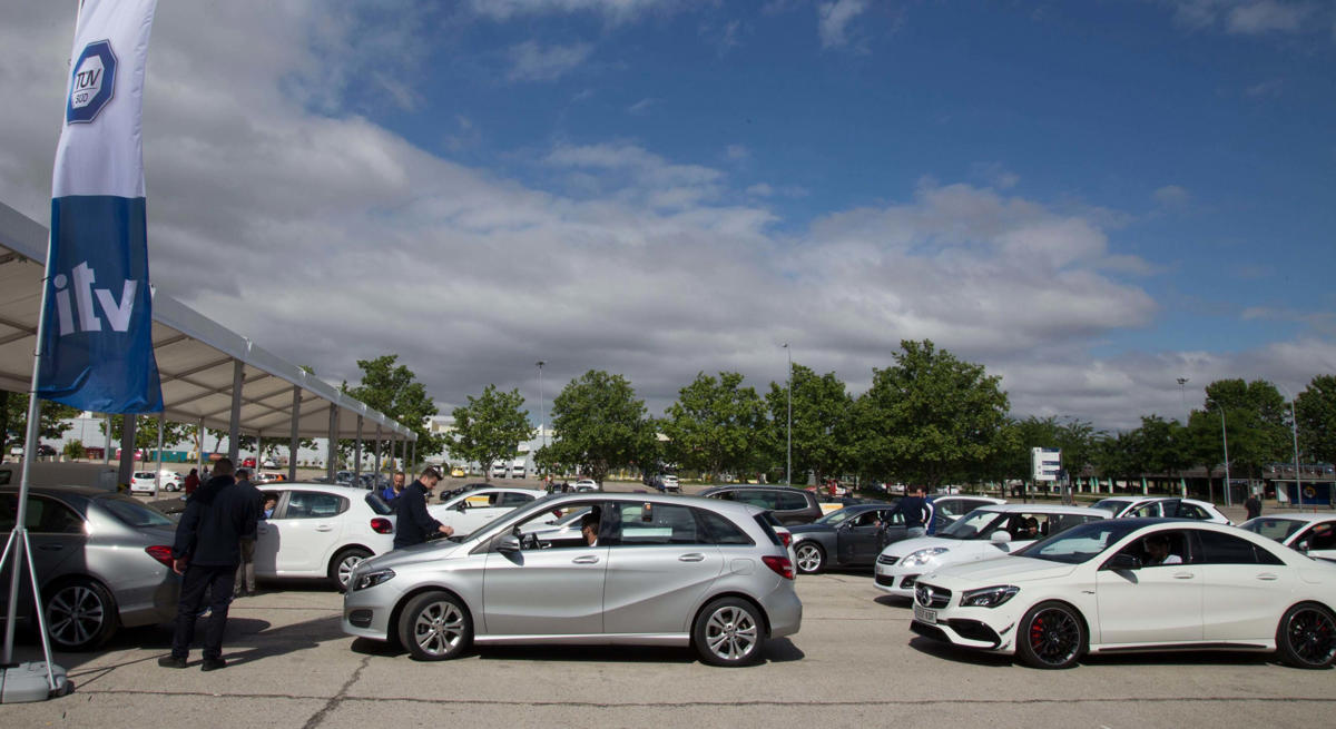 ¿Qué indican los colores de las pegatinas de la ITV? Una información valiosa para las autoridades que si no la llevas, tiene multa