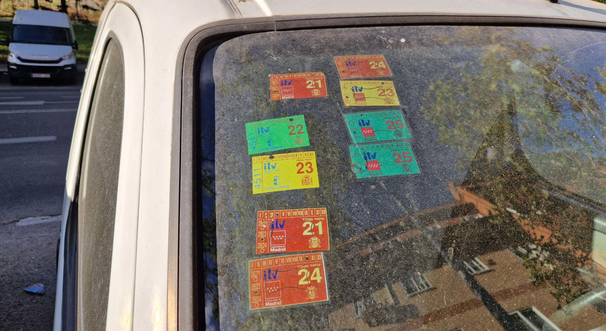 ¿Qué indican los colores de las pegatinas de la ITV? Una información valiosa para las autoridades que si no la llevas, tiene multa
