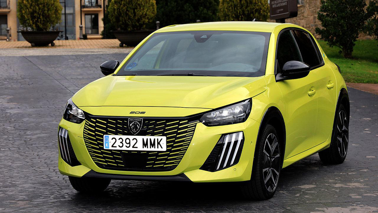 Un coche eléctrico por 94 euros al mes, la exitosa fórmula francesa que España debería copiar