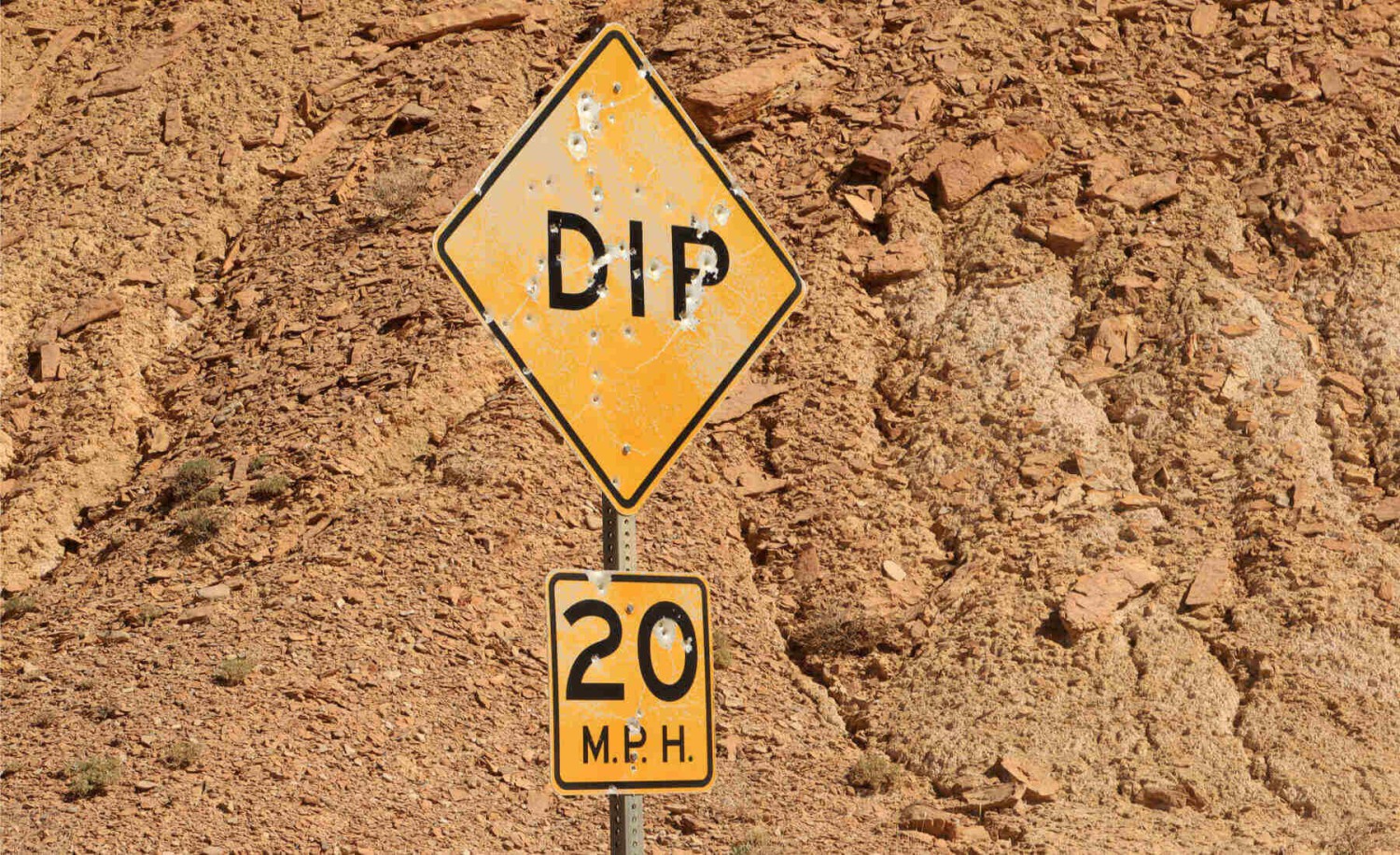 Seguro que lo has visto: ¿por qué las señales de tráfico tienen estos agujeros?