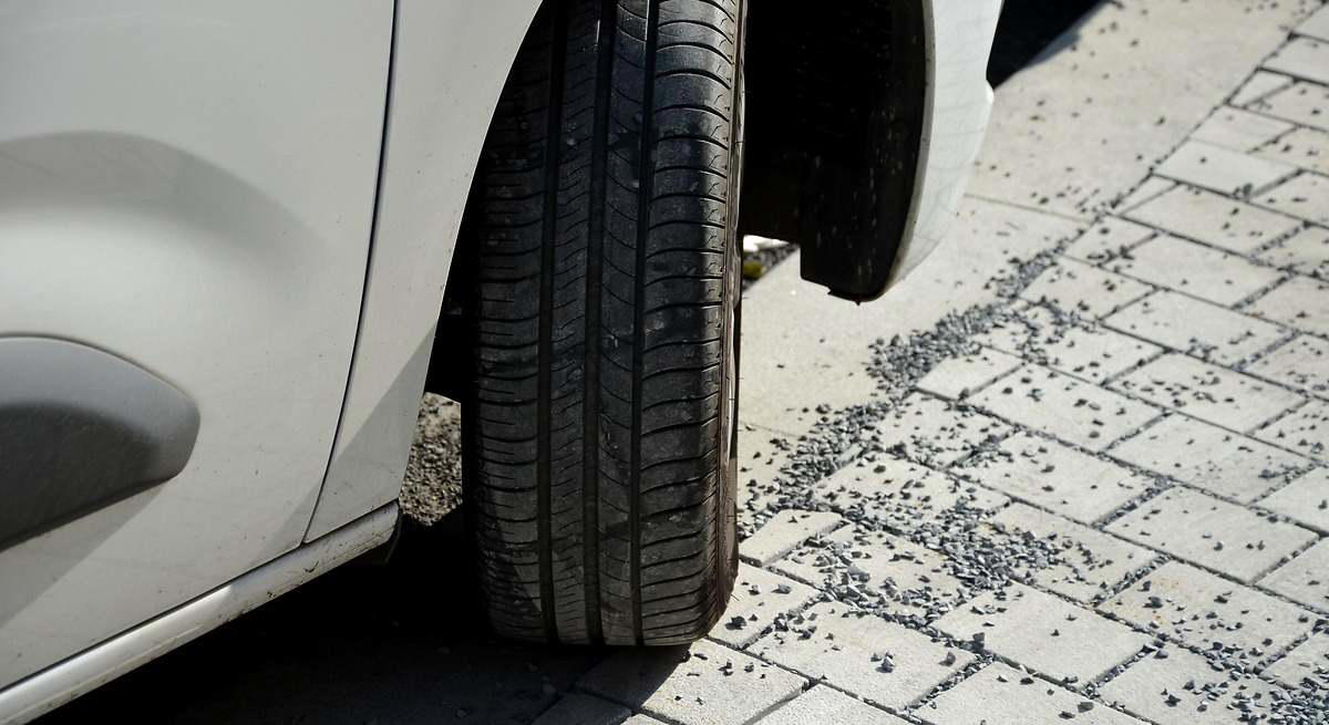 Adiós a subirse al bordillo en curvas cerradas: el consejo de un experto en conducción para girar en calles estrechas