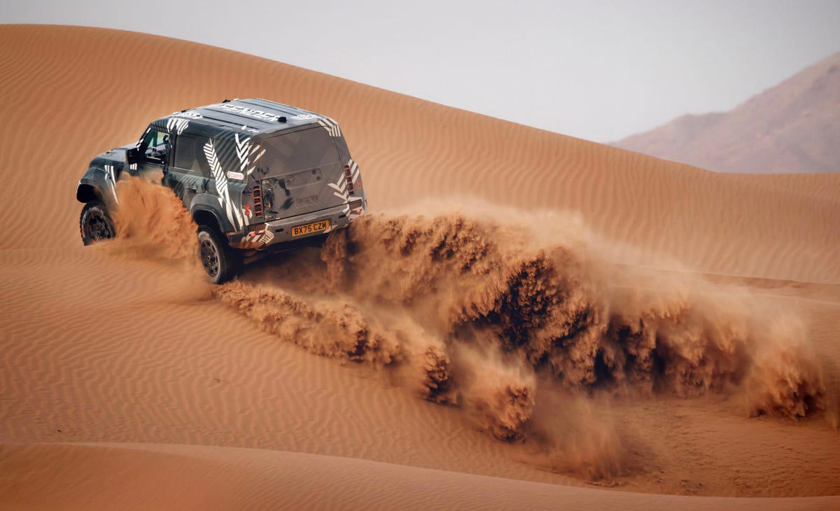 Land Rover, Rover, Land Rover ya tiene casi lista su arma para el Dakar: El Defender D7X-R se deja ver en el desierto