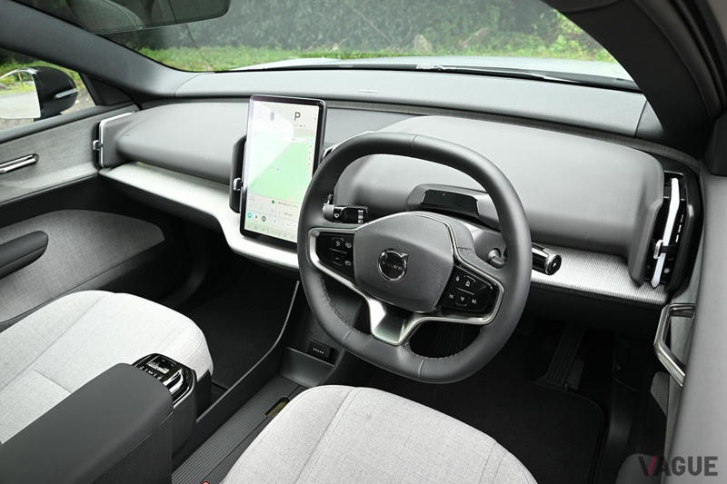 スーパーカー並の加速力なのに日常では“ふつう”に使える！ ボルボ「EX30」に追加されたツインモーター仕様の「究極の2面性」とは？