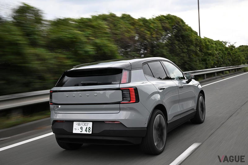 スーパーカー並の加速力なのに日常では“ふつう”に使える！ ボルボ「EX30」に追加されたツインモーター仕様の「究極の2面性」とは？