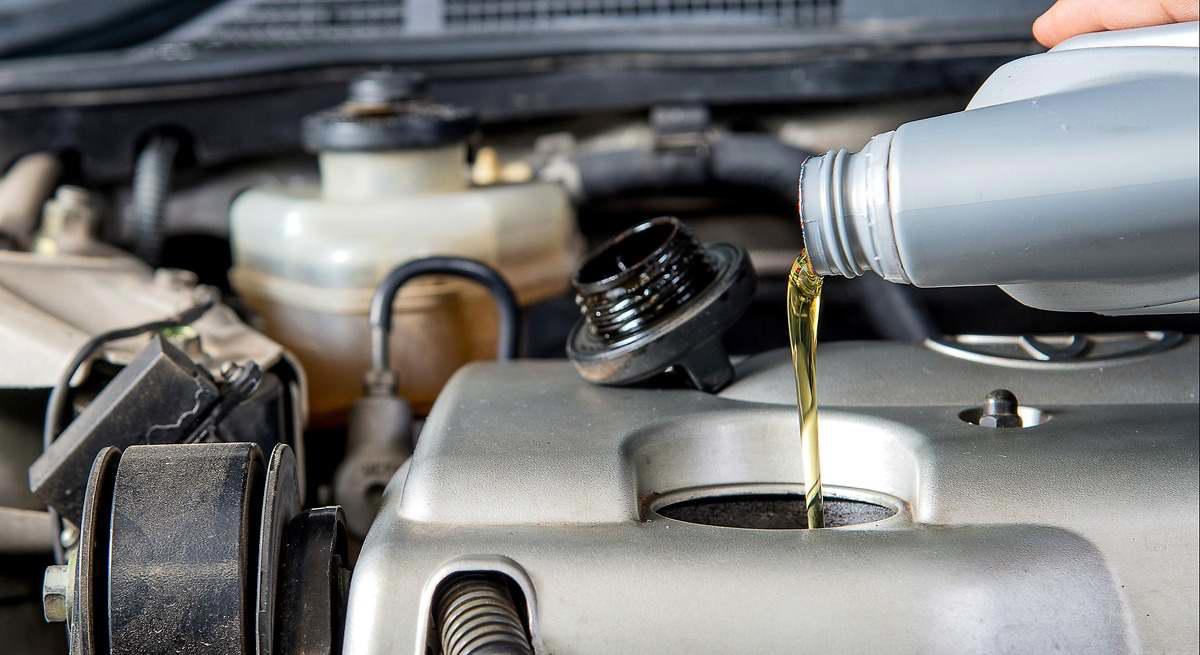 Elegir el mejor aceite para el coche: los expertos explican qué tener en cuenta para no dañar el motor y mejorar su rendimiento