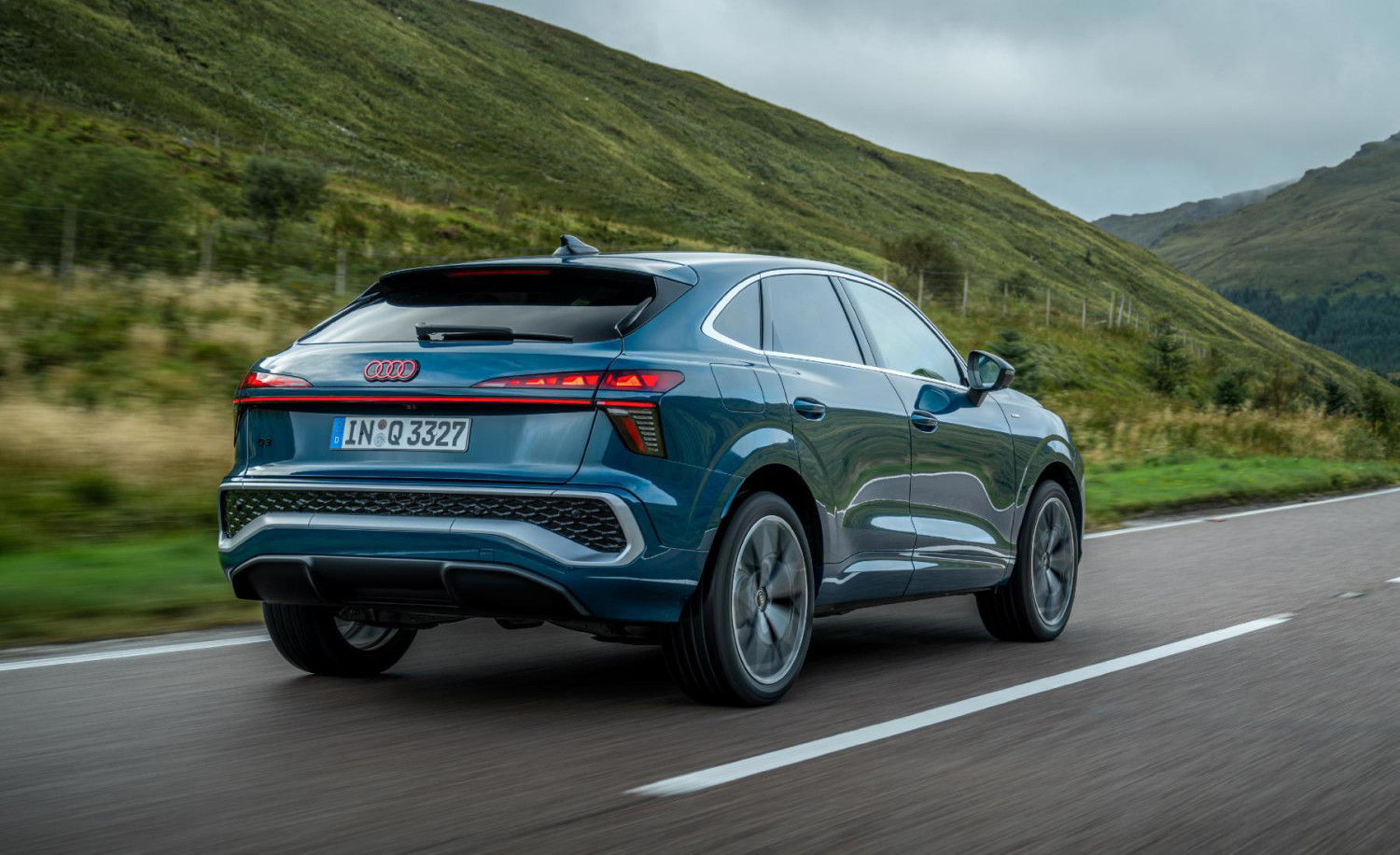 ¿Por qué algunos coches tienen en el techo una aleta de tiburón y otros no?: esta es su función y probablemente la desconocías