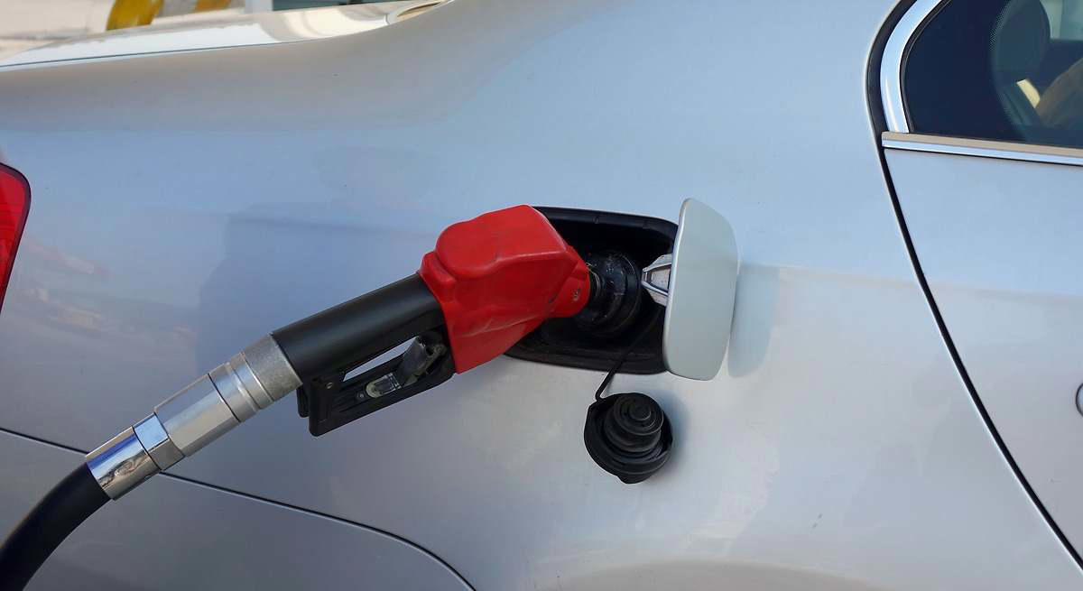 Cualquier conductor sabe que hay que apagar el coche al echar gasolina, pero no todos saben por qué: esto es lo que puede pasar
