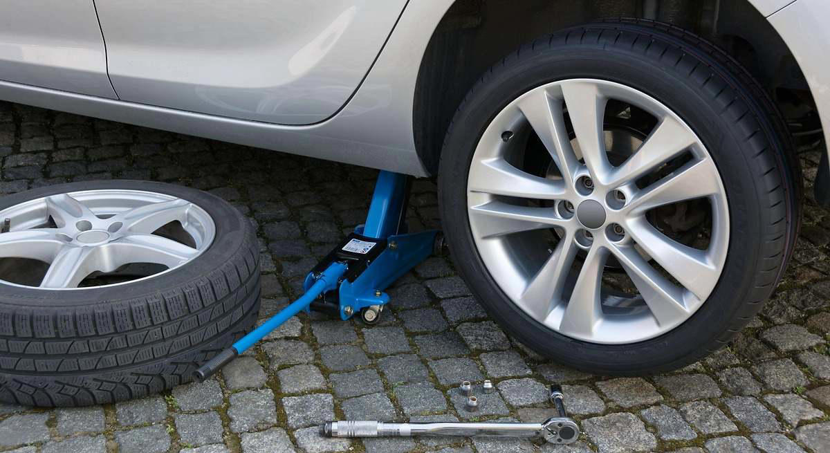 Permutar los neumáticos de coche: la técnica que recomiendan seguir los expertos para sacar el máximo rendimiento a las ruedas