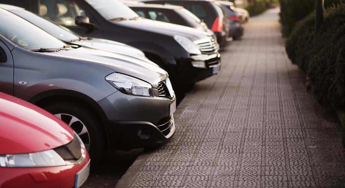 Ni tocando el bordillo ni demasiado lejos: el truco de un experto para medir la distancia perfecta al aparcar el coche