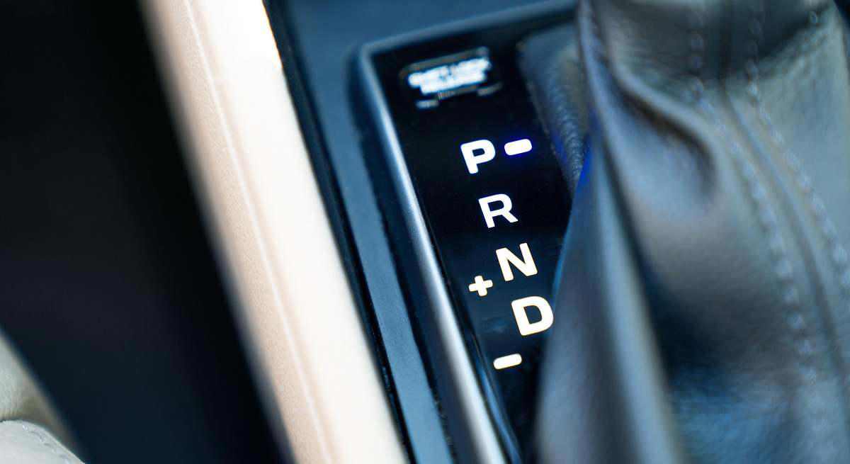 El error más común al aparcar un coche automático: una experta en motor explica cómo hacerlo y en qué se diferencia de uno manual