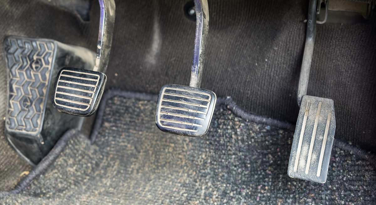 Tres señales que indican que el embrague de tu coche está dañado: cambiarlo a tiempo ayuda a evitar averías y reparaciones costosas