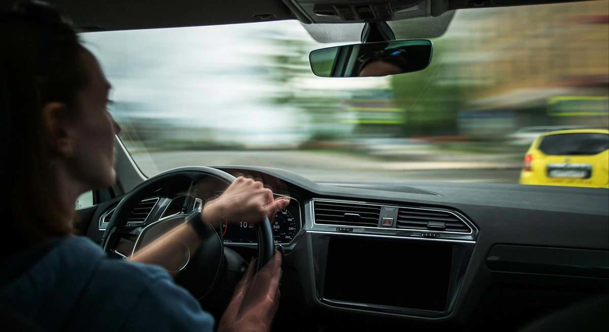 Nada de girar todo el volante de golpe: expertos explican cómo debes conducir para dominar las curvas cerradas en pendientes descendientes