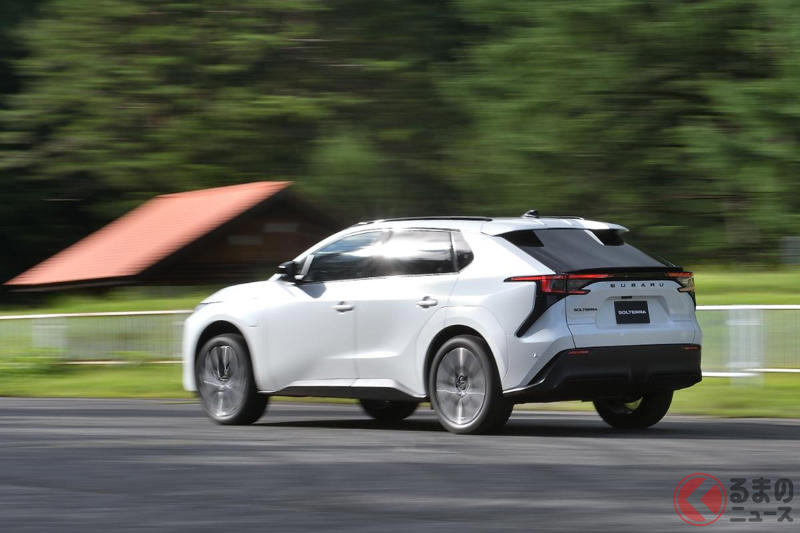 スバル「新型SUV」公開！ 斬新デザインに「光る六連星エンブレム」＆“SUBARU”ロゴ採用！ 「出力1.5倍」に大幅パワーアップの“四駆モデル”も！ 大幅進化の「新型ソルテラ 日本仕様」とは？